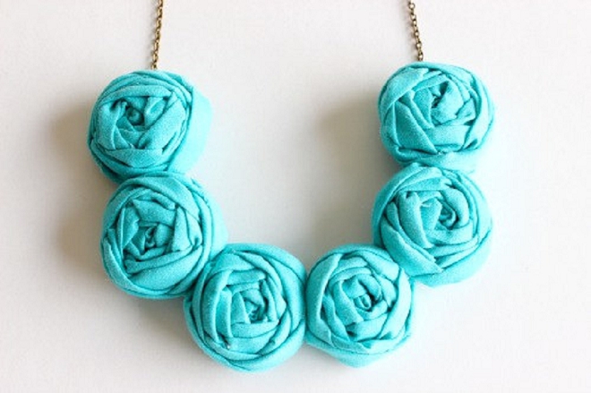 We love this bright turquoise necklace for a fun beach wedding!