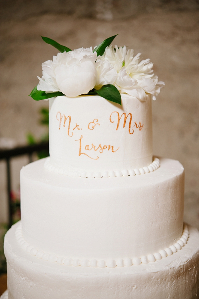 We love this simplistic monogrammed wedding cake!