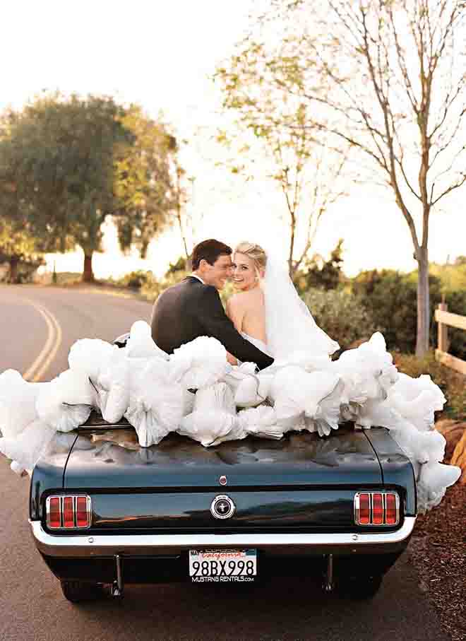 Paper wedding bells are an unexpected, fabulous idea for wedding car decor