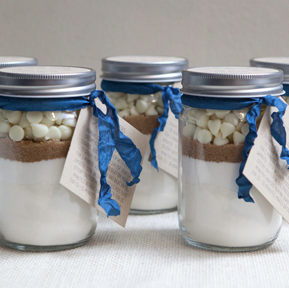 How to make DIY mason jar cookie mix gifts!