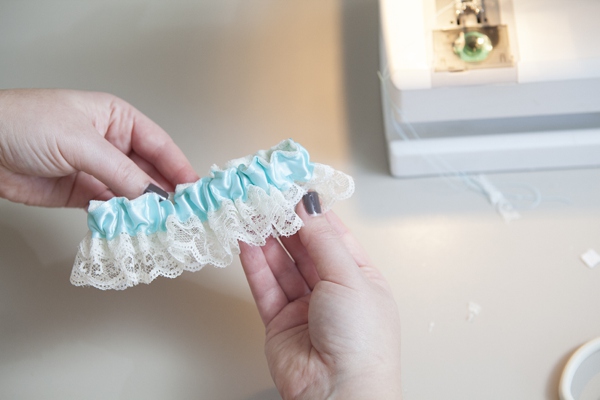 ST_DIY_how_to_make_a_wedding_garter_0011.jpg