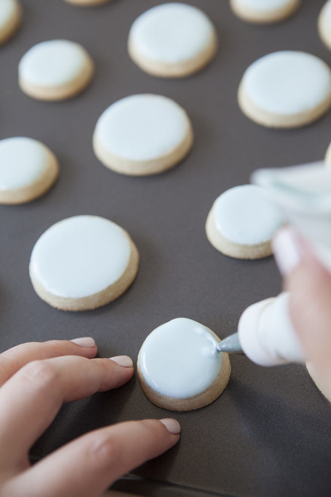 How to flood fill sugar cookies with royal icing