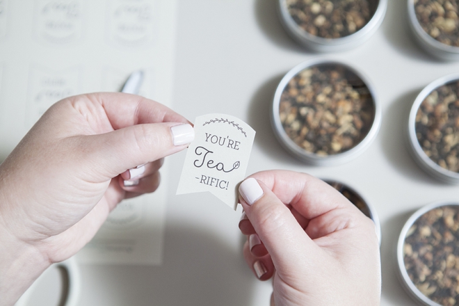 DIY: tea tin wedding favors