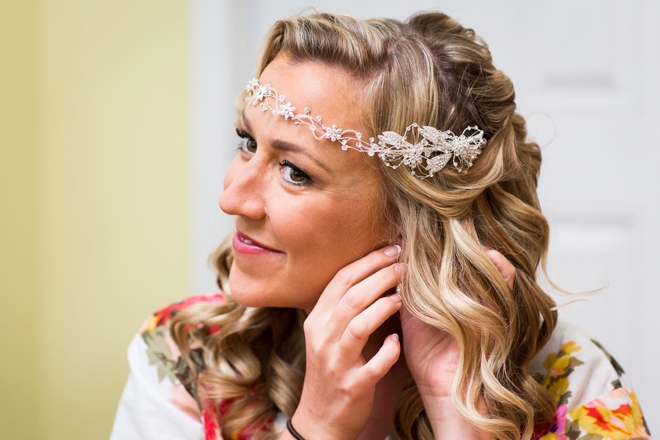 The bride putting on earings