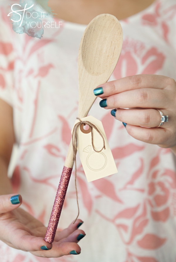 DIY Gift - How to make glitter wooden spoons!