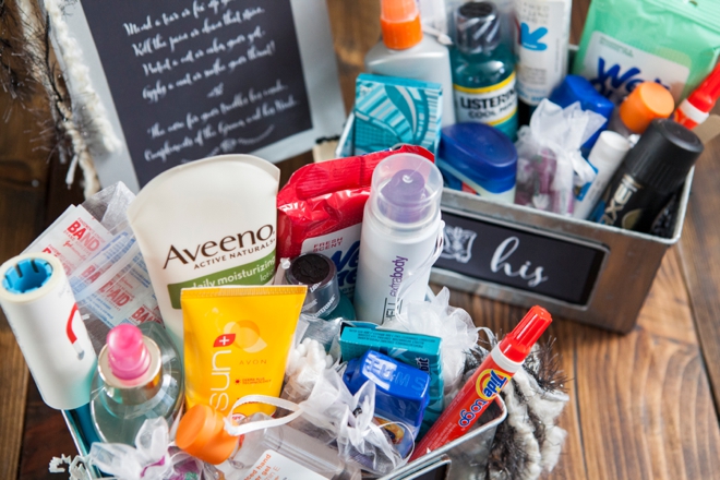 DIY Wedding // How to make a bathroom emergency kit + free sign printables!