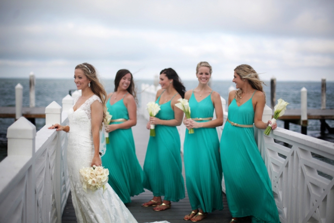 Bride and turquoise brideesmaids