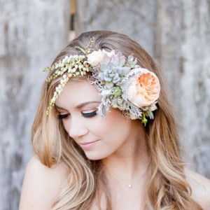 Awesome wedding hair tips for wearing flower crowns!