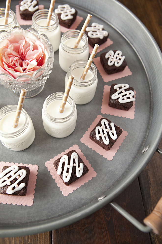 Make this adorable Mini-Brownie and Milk-Shots dessert tray!