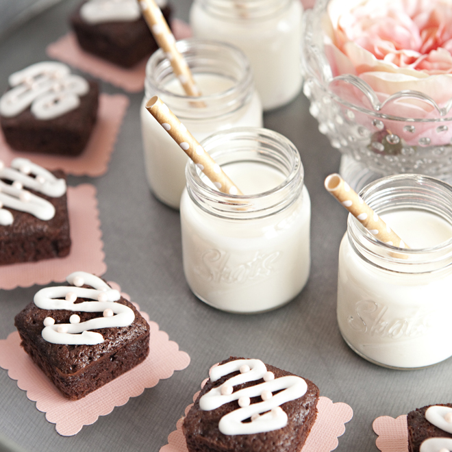 Make this adorable Mini-Brownie and Milk-Shots dessert tray!