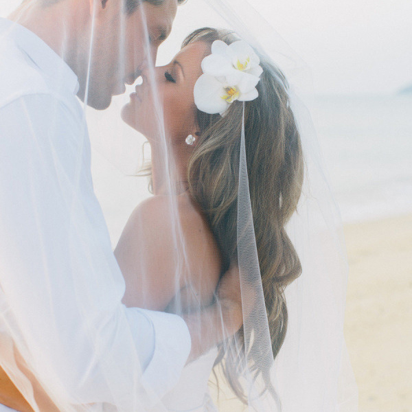 5 Fantastic Beach Wedding Hairstyles with Flower Decorations  Pretty  Designs