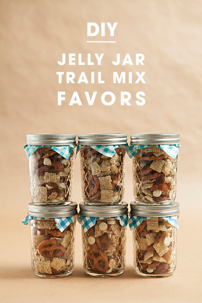 Awesome DIY idea for mason jar trail mix wedding favors!