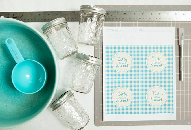 Awesome DIY idea for mason jar trail mix wedding favors!