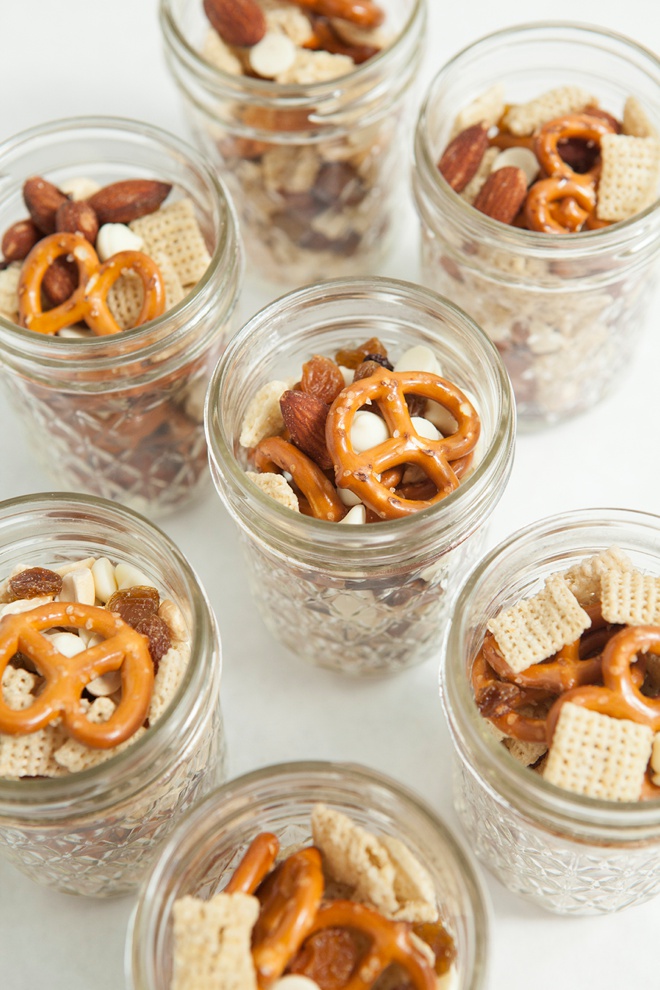 Awesome DIY idea for mason jar trail mix wedding favors!