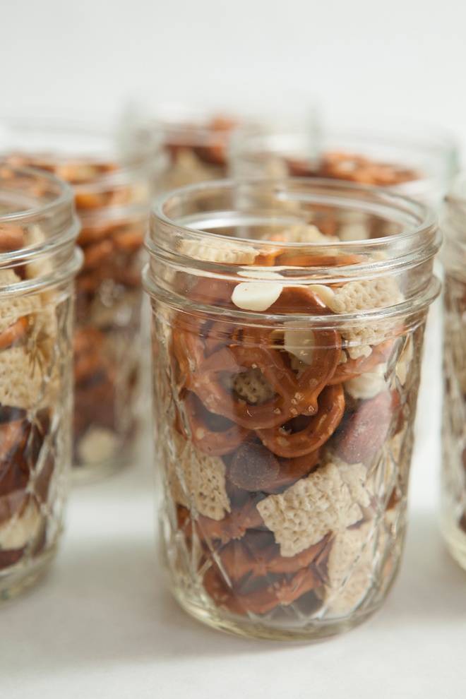 Awesome DIY idea for mason jar trail mix wedding favors!