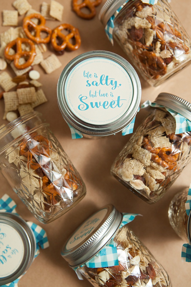 Awesome DIY idea for mason jar trail mix wedding favors!