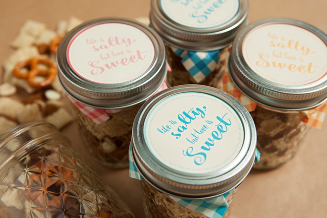 Awesome DIY idea for mason jar trail mix wedding favors!