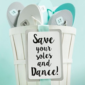 Awesome DIY idea for "wedding flip flops" with FREE sign + shoe size printables!
