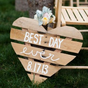 Check out all these awesome wedding aisle signs!