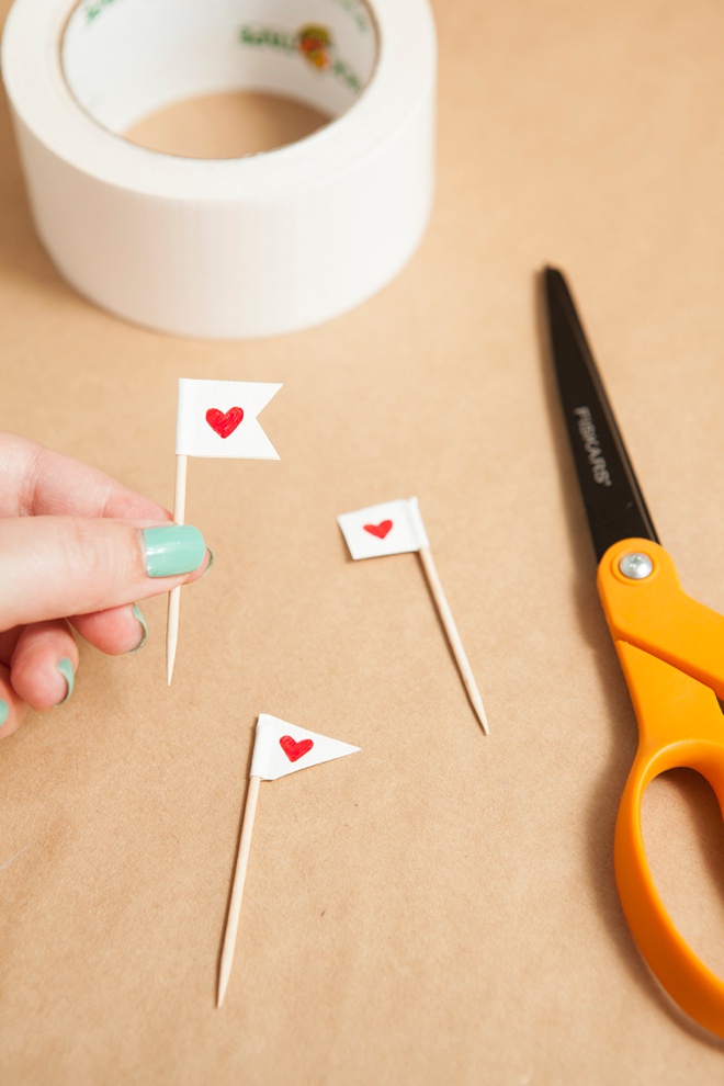 Adorable simple DIY bunting cupcake toppers!