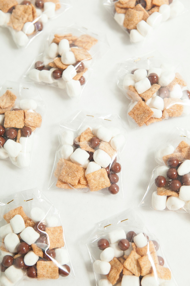 Adorable idea for s'mores wedding favors - so unique! Free design too!