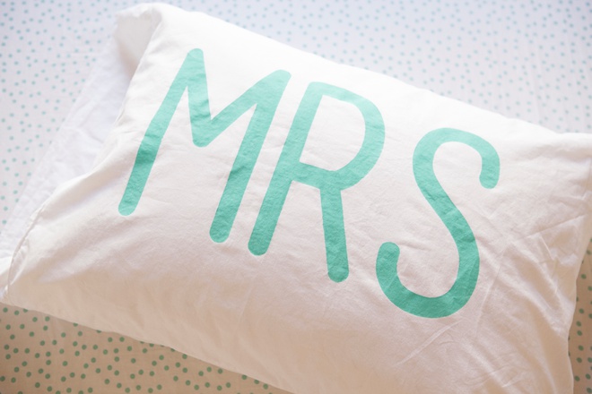 How to paint adorable Mr and Mrs pillowcases!