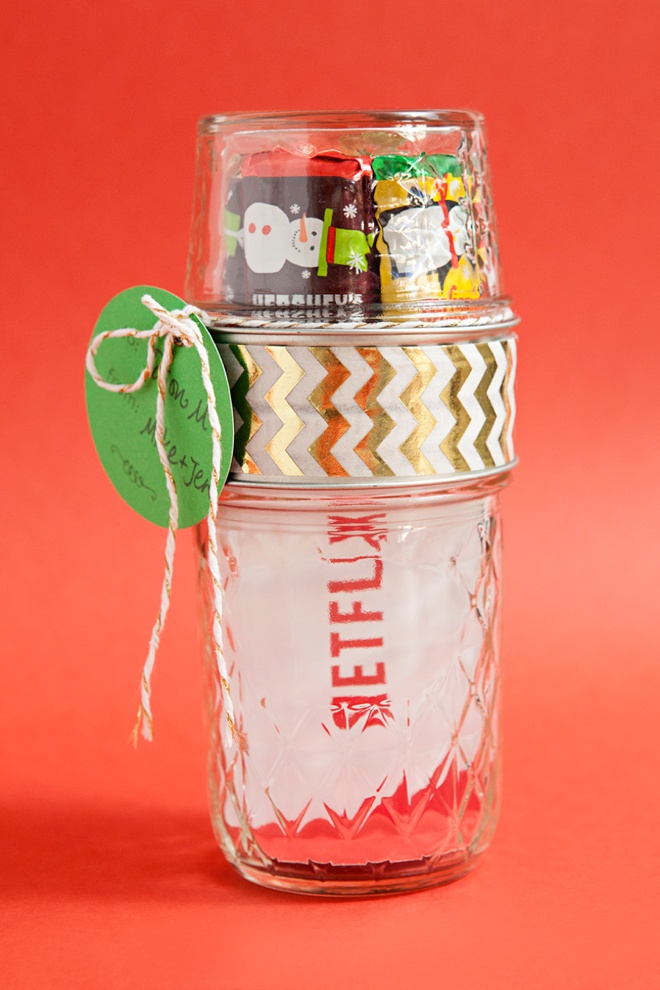 Awesome DIY gift card gift wrap idea, glue to mason jars together!