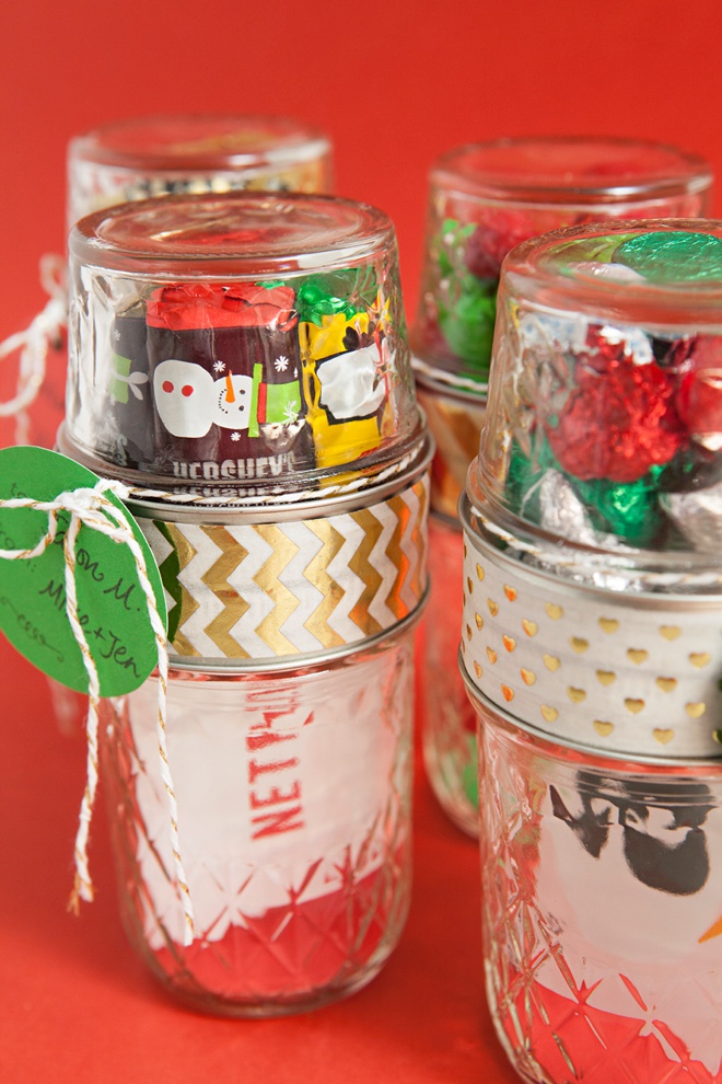 Glue two mason jar lids together to make the most darling gift card and candy holder!