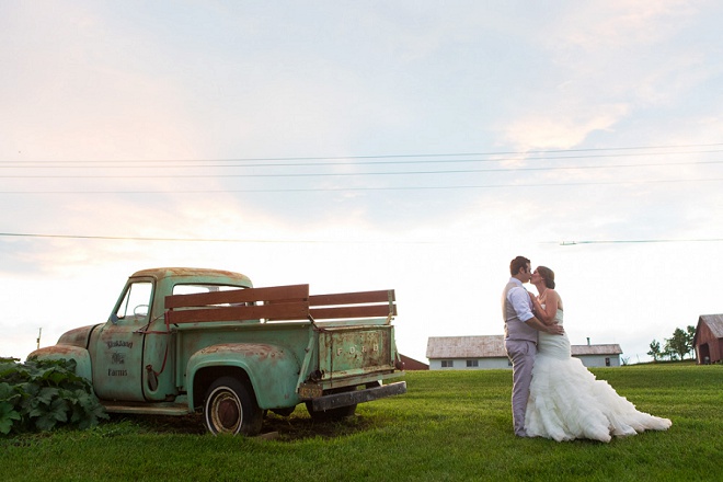 We love this darling rustic outdoor wedding!