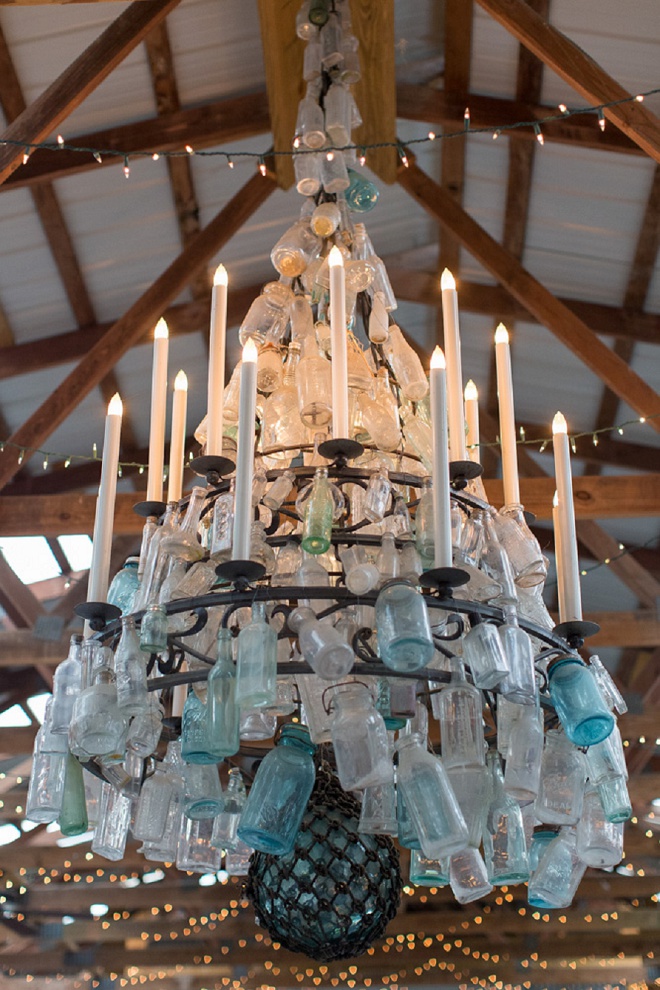 How gorgeous is this barn's mason jar chandelier?! We're in love!