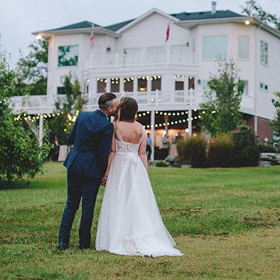How gorgeous is our bridal blogger, Shea's backyard wedding?! Swoon!!