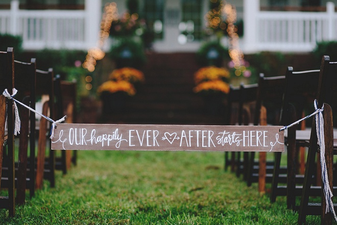 How darling is this gorgeous DIY wedding aisle sign?! Swoon!