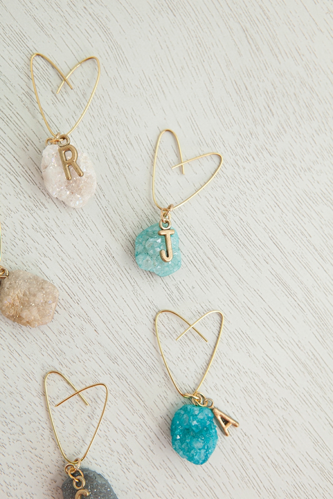 How cute are these DIY bouquet charms, one for each bridesmaid and the bride!