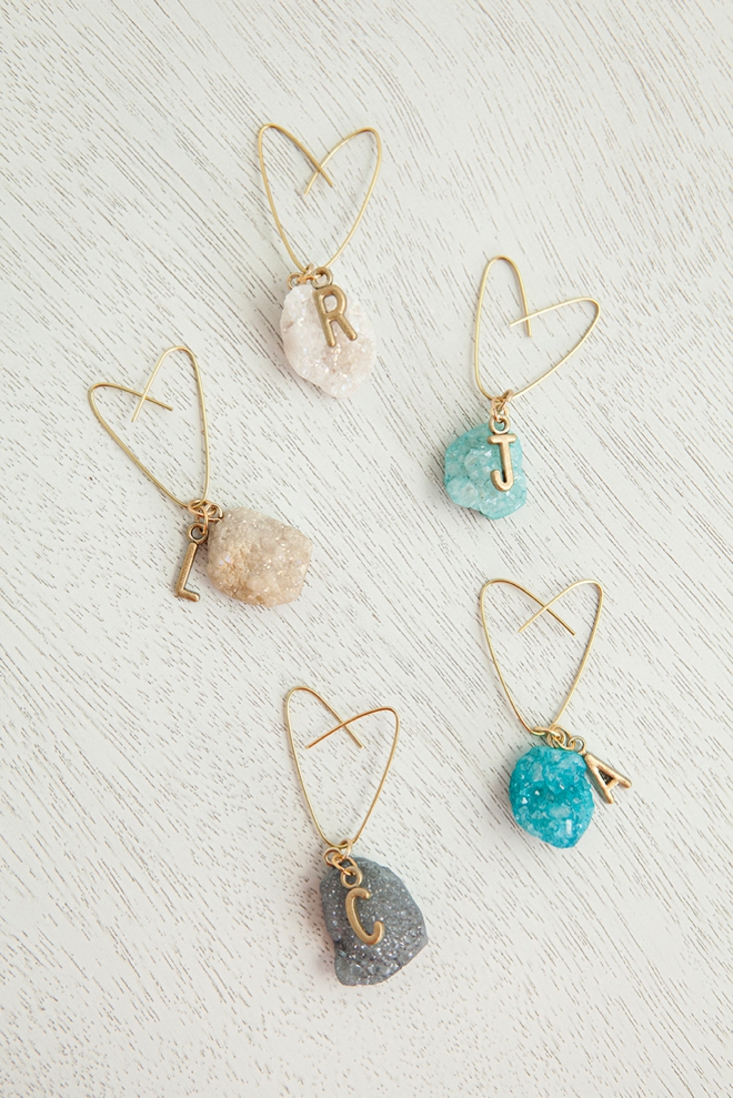 How cute are these DIY bouquet charms, one for each bridesmaid and the bride!