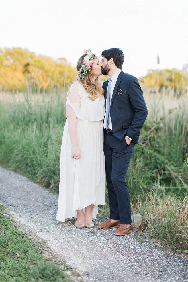 How darling is this boho vintage outdoor wedding?! We're swooning!