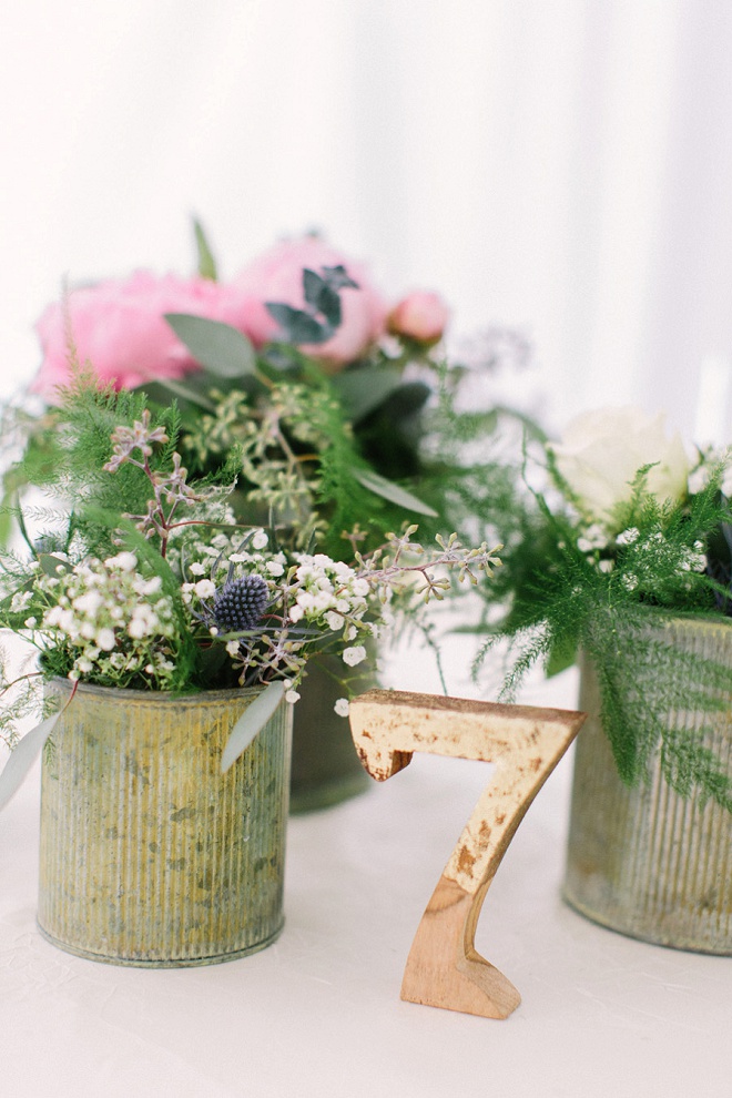 How darling are these details? Swooning over the gorgeous flowers!