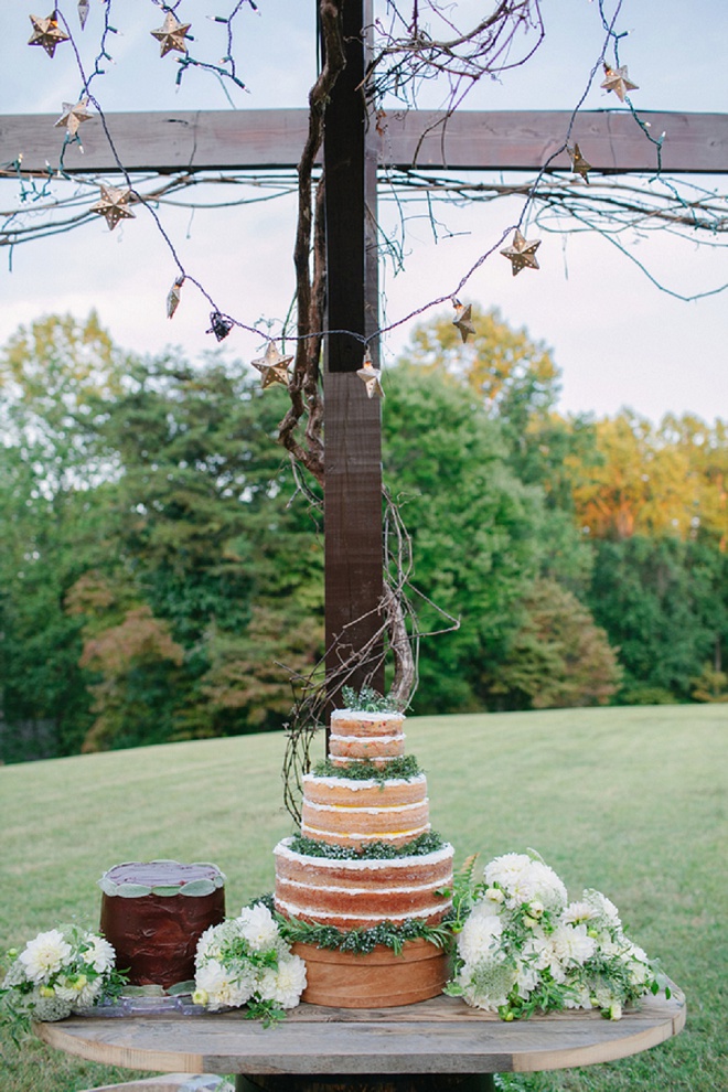 We love this gorgeous naked wedding cake! Swoon!