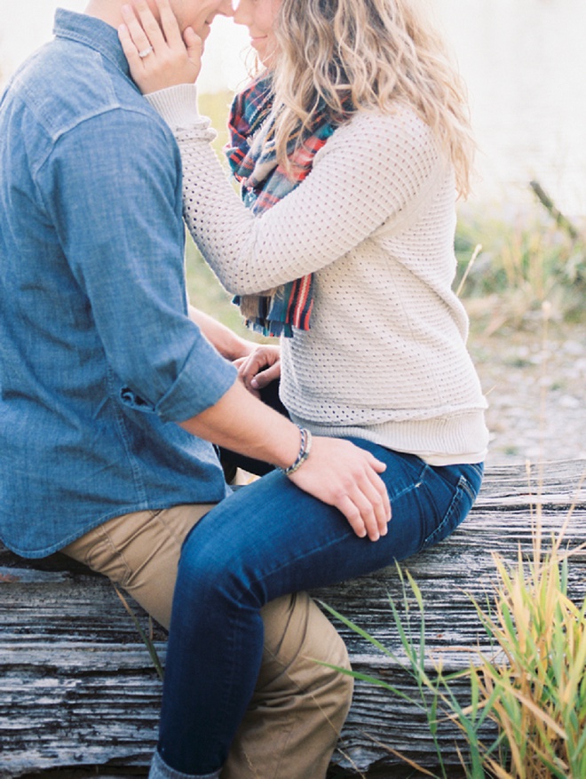 We're swooning over this dreamy lakeside engagement!