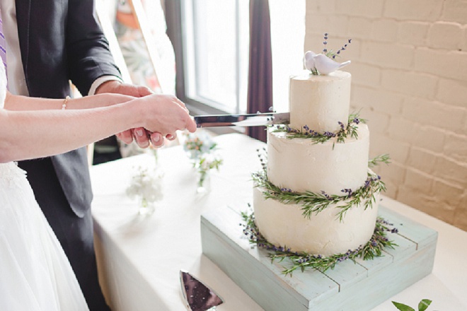 We're loving this simplistic wedding cake - so gorgeous!