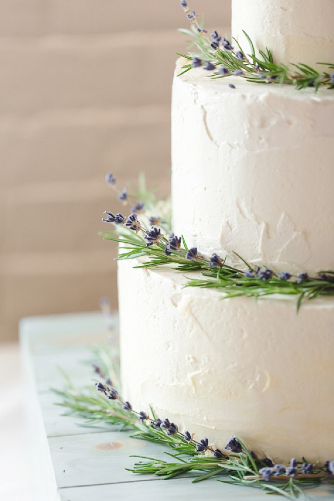 We're loving this simplistic wedding cake - so gorgeous!