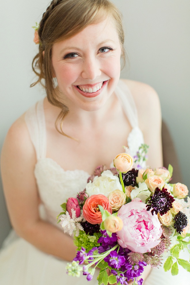 How gorgeous is this bright wedding bouquet?! Loving it!