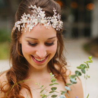 Awesome tips from a wedding hair professional about wearing a headband or hair piece for your wedding day style!