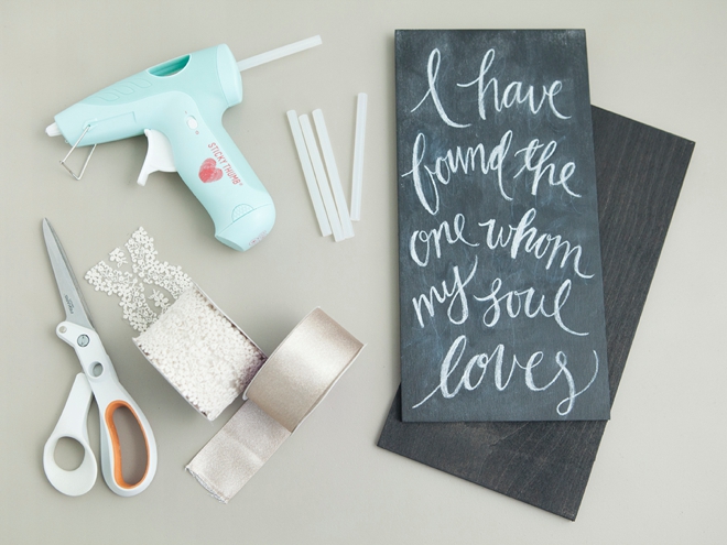 Using ribbon as hinges on these DIY wedding signs is a genius idea!