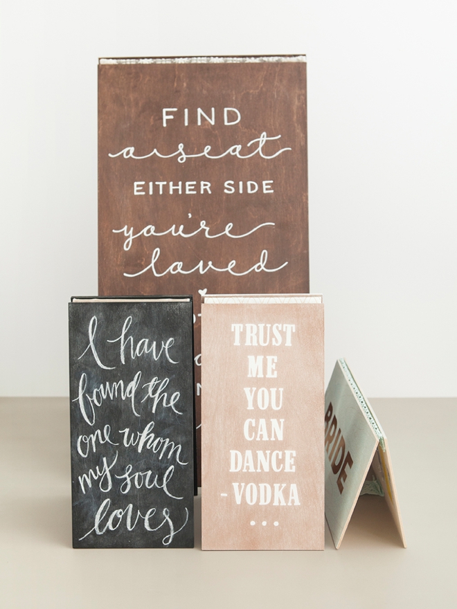 Using ribbon as hinges on these DIY wedding signs is a genius idea!