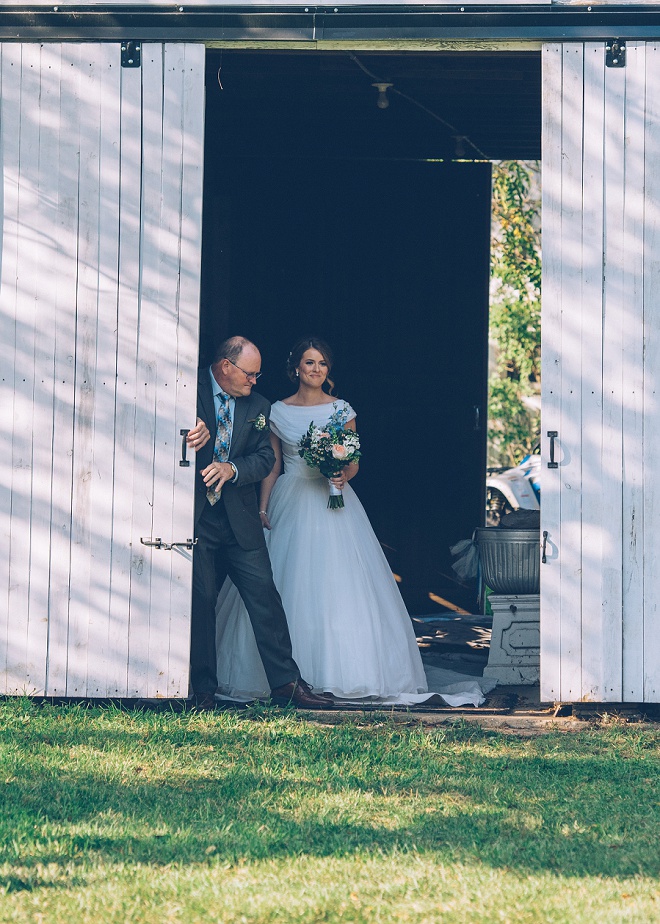We're swooning over this gorgeous outdoor barn wedding!
