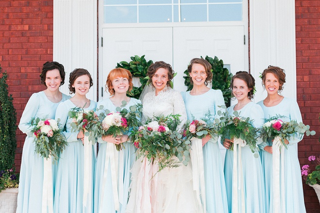 Loving this Bride and her sweet Bridesmaids in their turquoise dresses!