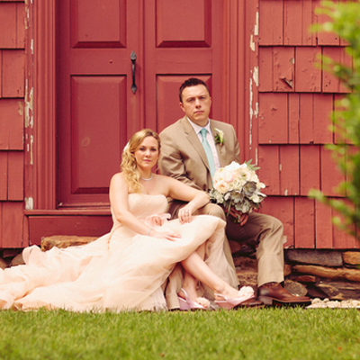 We're loving this gorgeous rustic outdoor DIY wedding!