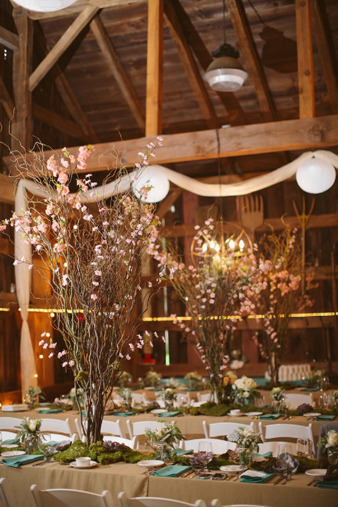 We are swooning over this gorgeous New York barn recpetion and centerpieces! So gorgeous!