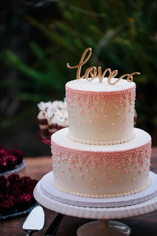 Loving this gorgeous, classic cake and gold love cake topper!