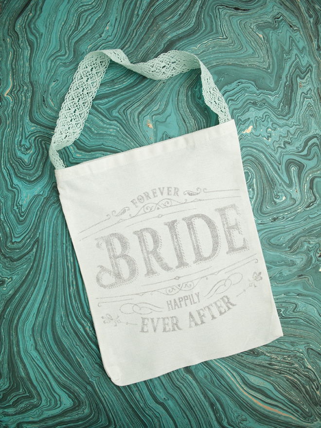 Use this crazy awesome freezer paper transfer technique to make these wedding tote bags!